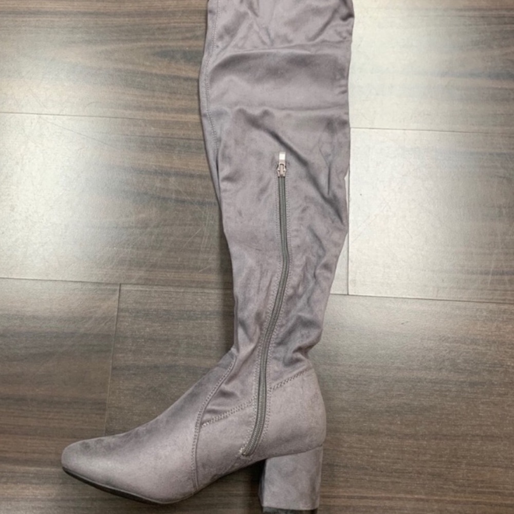NWT Grey Floral Embroidered Classy & Trendy Boots - Picture 4 of 15